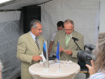 Член правления AS Narva Vesi Алексей Воронов и председатель правления SA KIK Вейко Кауфманн наполняют содержимое цилиндра краеугольного камня